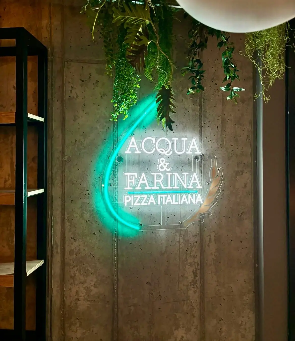 Tyrkysový neonový nápis Acqua & Farina Pizza Italiana — realizace Neonworld