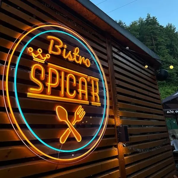Neonový nápis Bistro Špičák na fasádě — realizace Neonworld