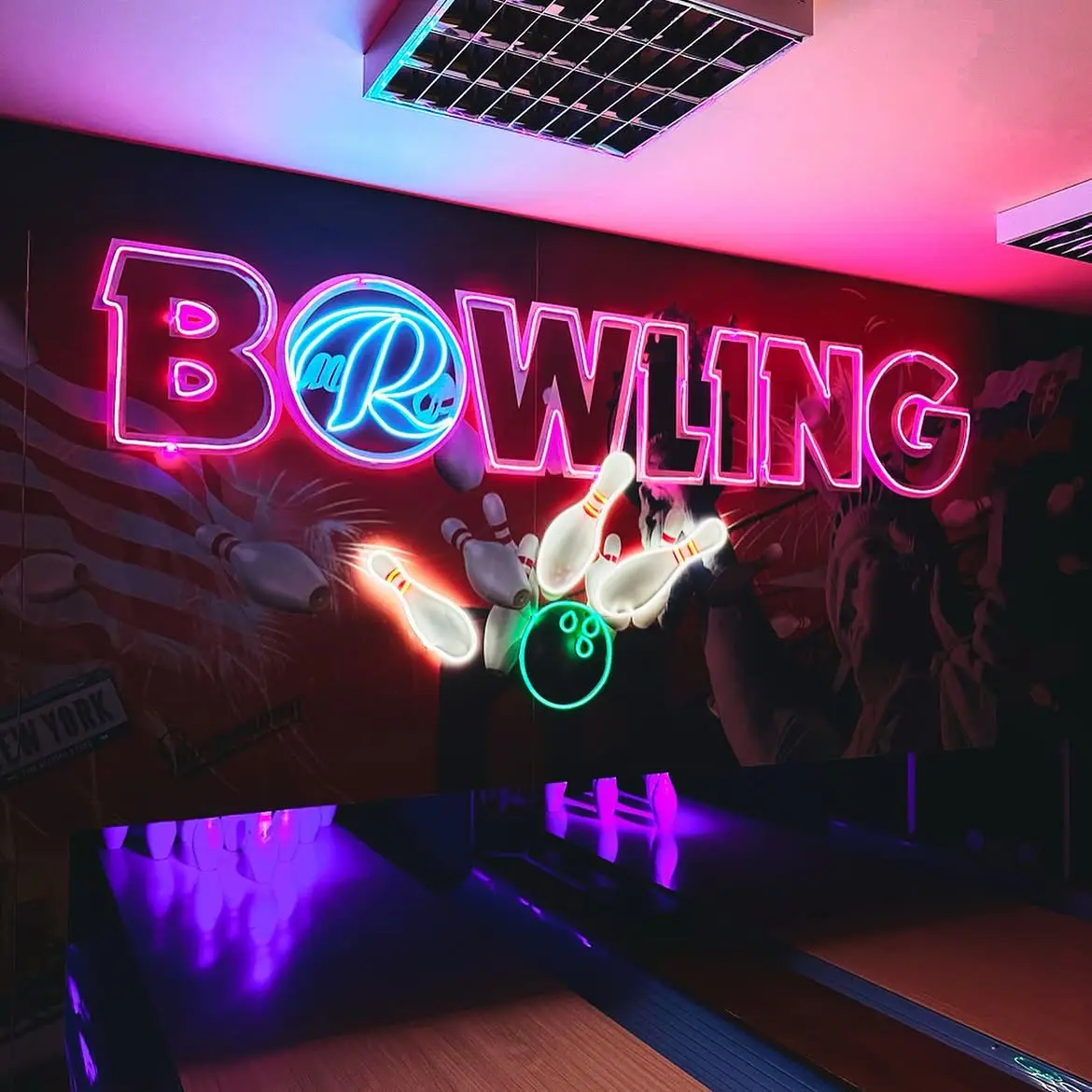 Neonový nápis Bowling s koulí a kuželkami — realizace Neonworld