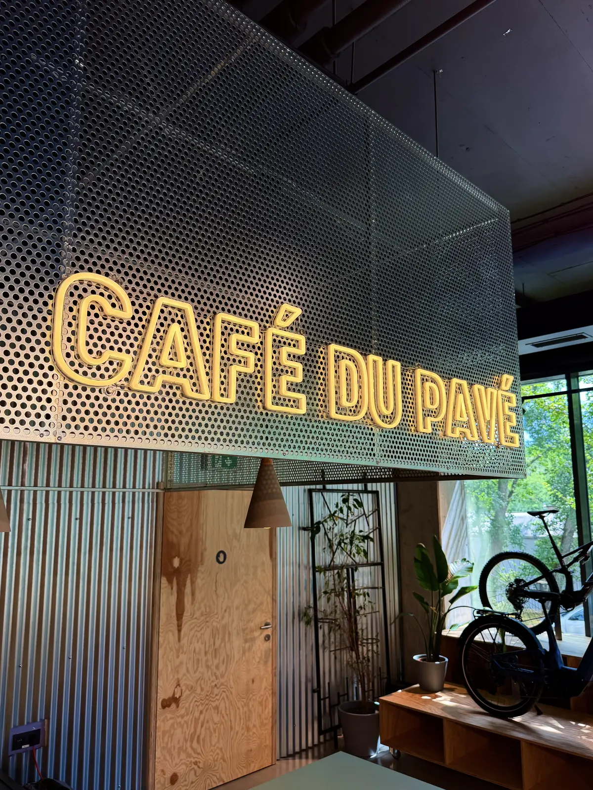 Neon Café du Pavé Velocity — realizace Neonworld