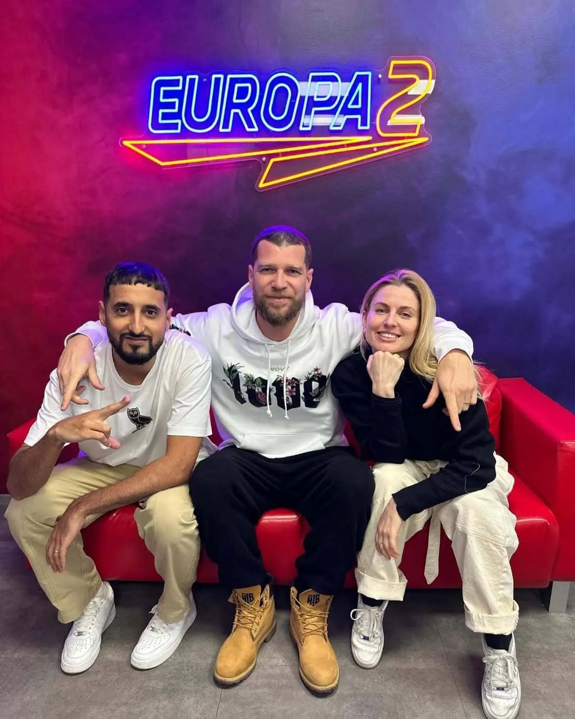 Neonový nápis rádia Europa 2 — realizace Neonworld