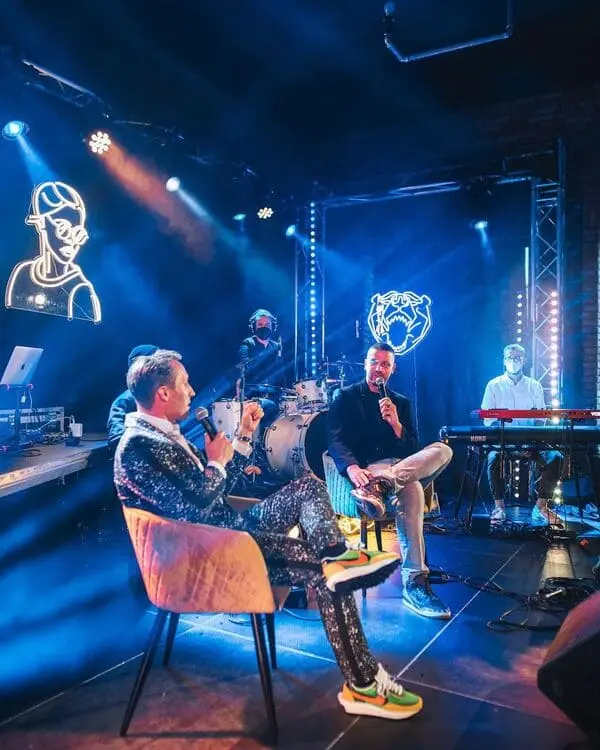 Neony na eventu Osťo show — realizace Neonworld