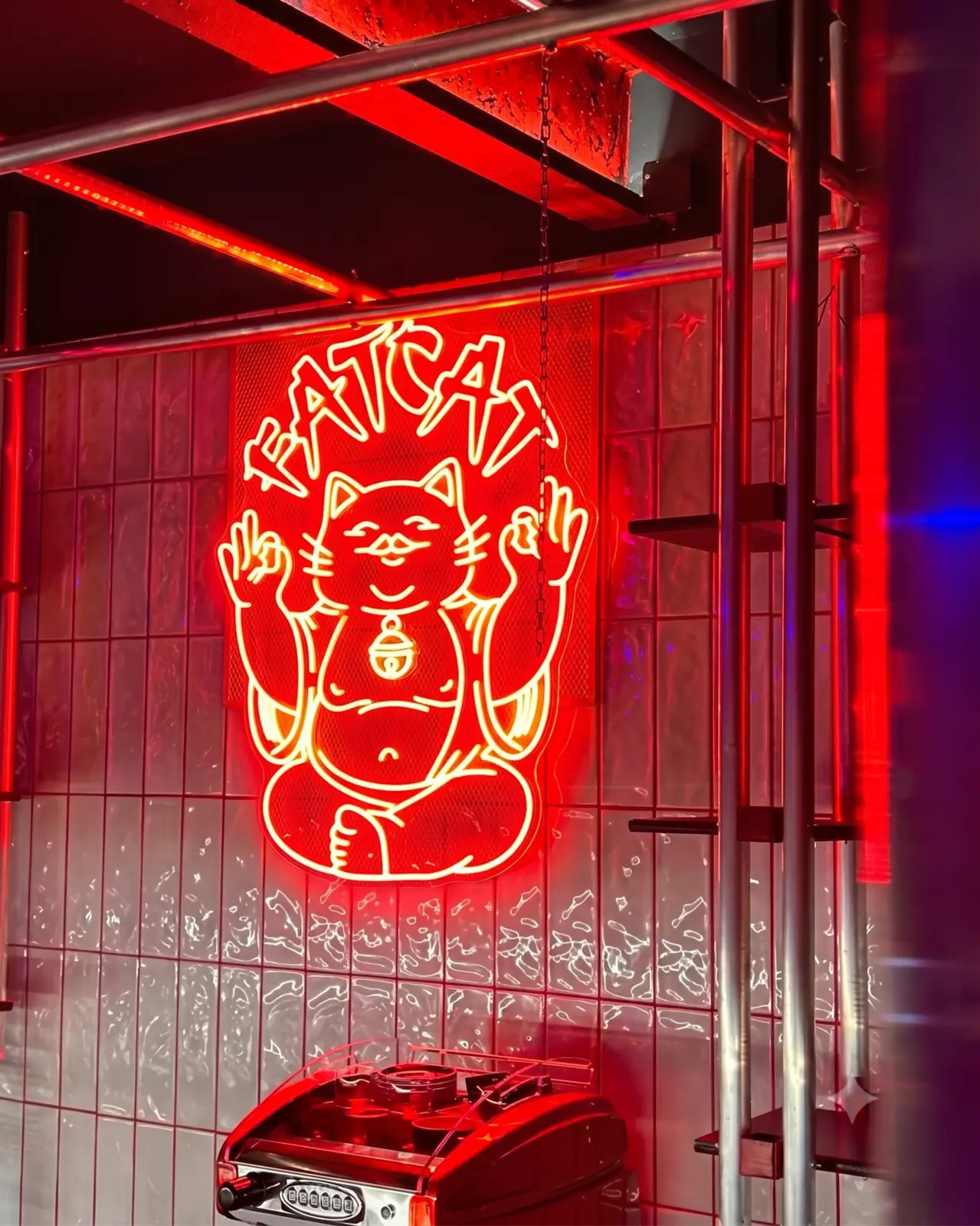 Neonový maskot Fat Cat — realizace Neonworld