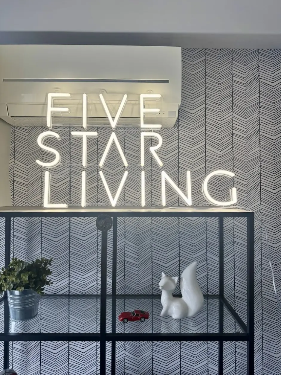Neon Five Star Living — realizace Neonworld