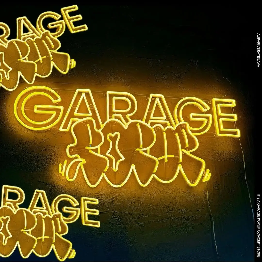 Žlutý neonový nápis Garage v pop-up storu — realizace Neonworld