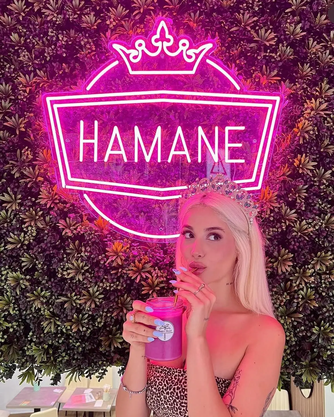 Růžový neonový nápis Hamane s korunkou — realizace Neonworld