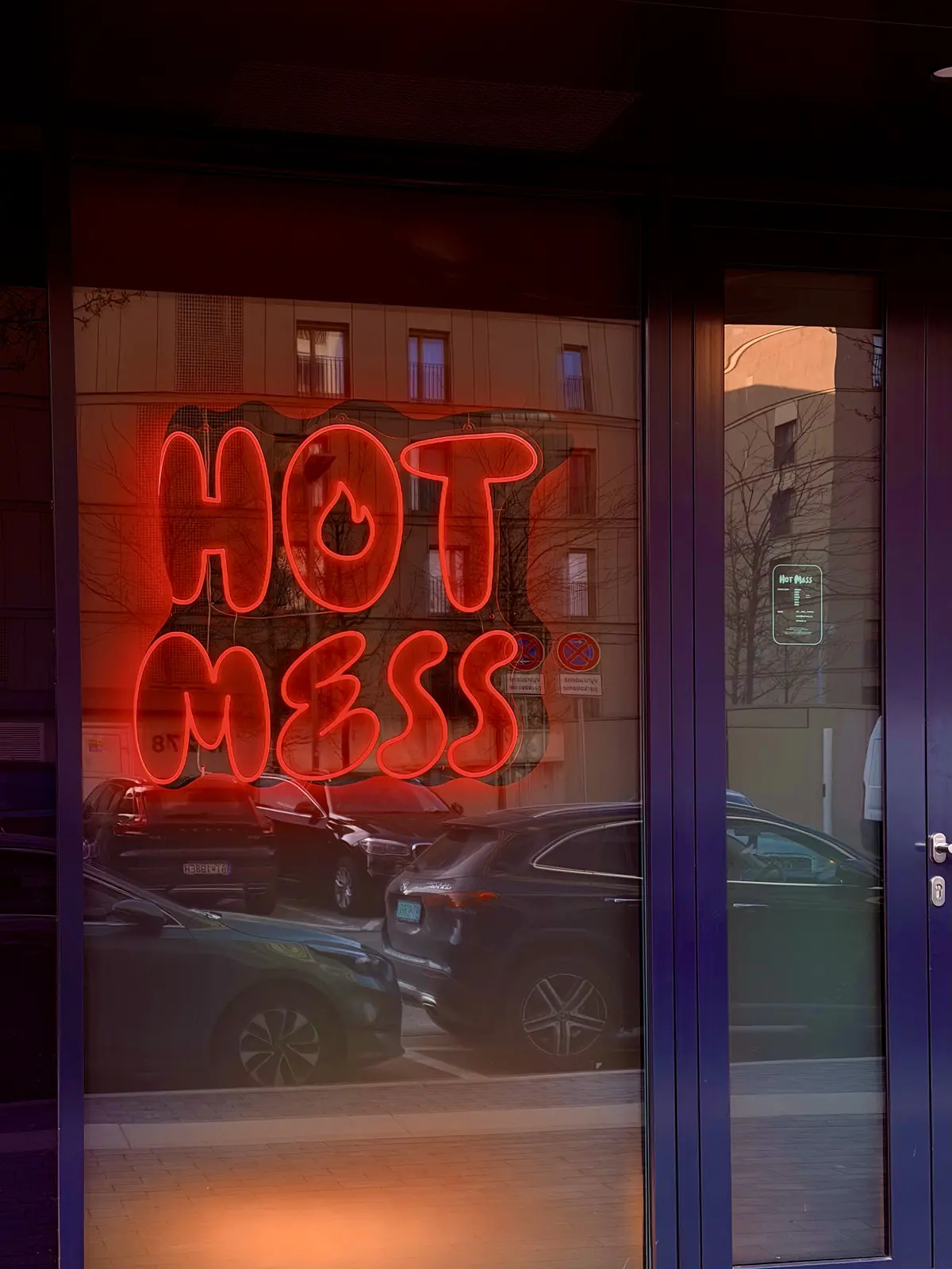 Neon Hot Mess — realizace Neonworld