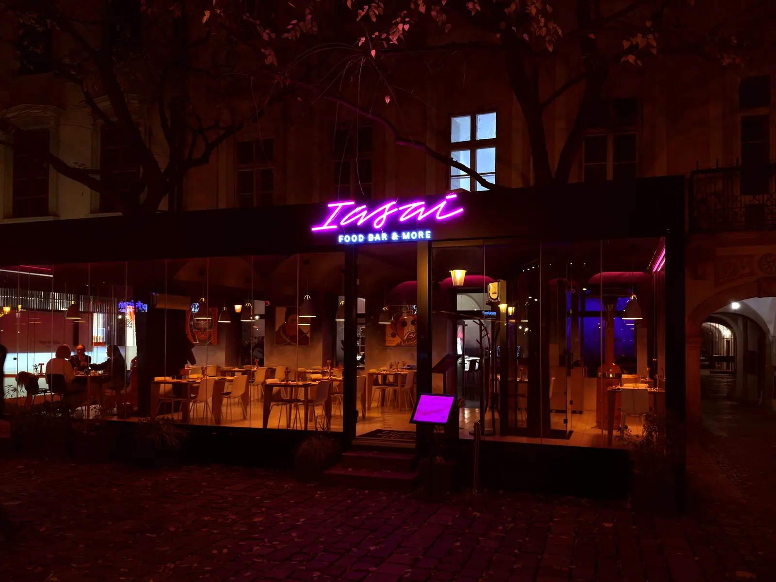 Neon Iasai Food Bar — realizace Neonworld