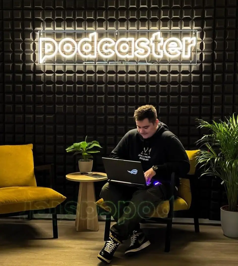 Neon Podcaster — realizace Neonworld