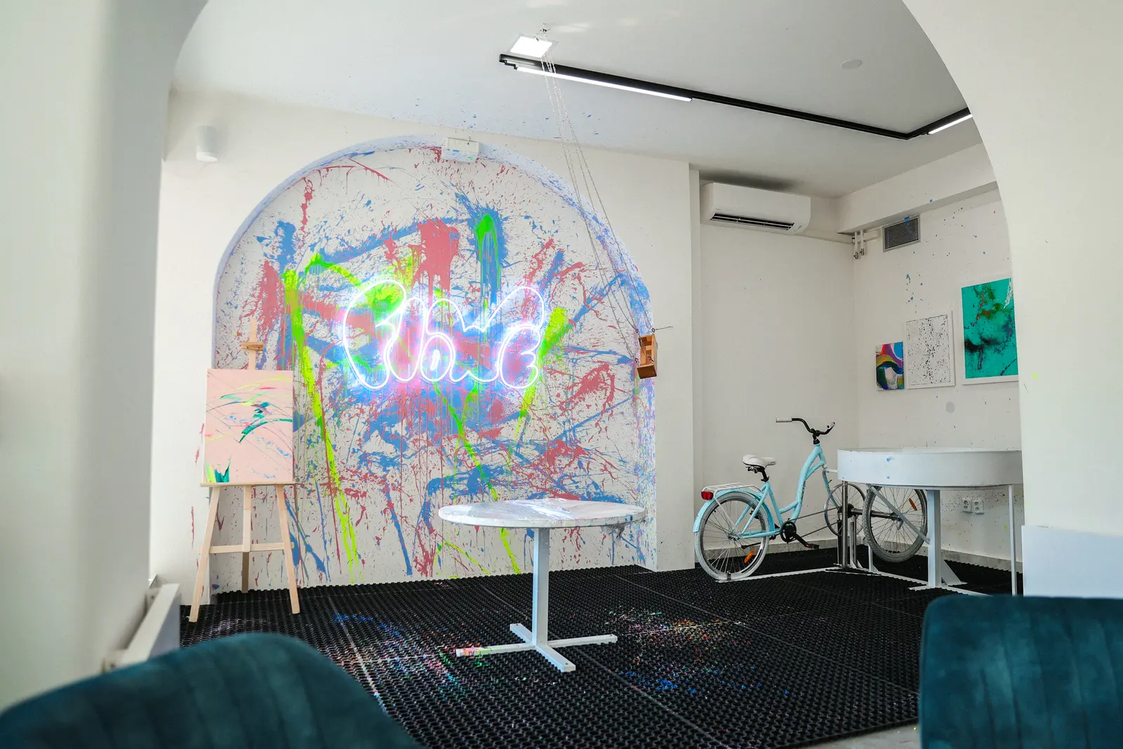 Neon na malířské stěně Flowe — realizace Neonworld