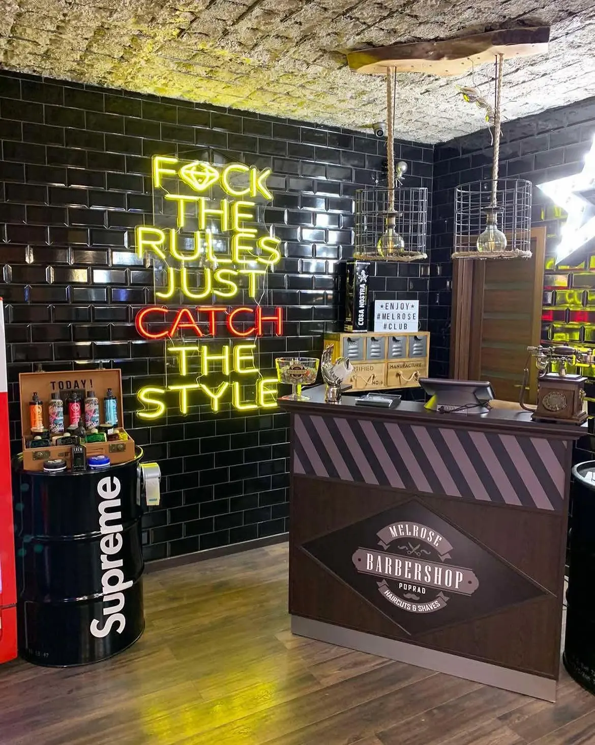 Neon Melrose Barbershop — realizace Neonworld