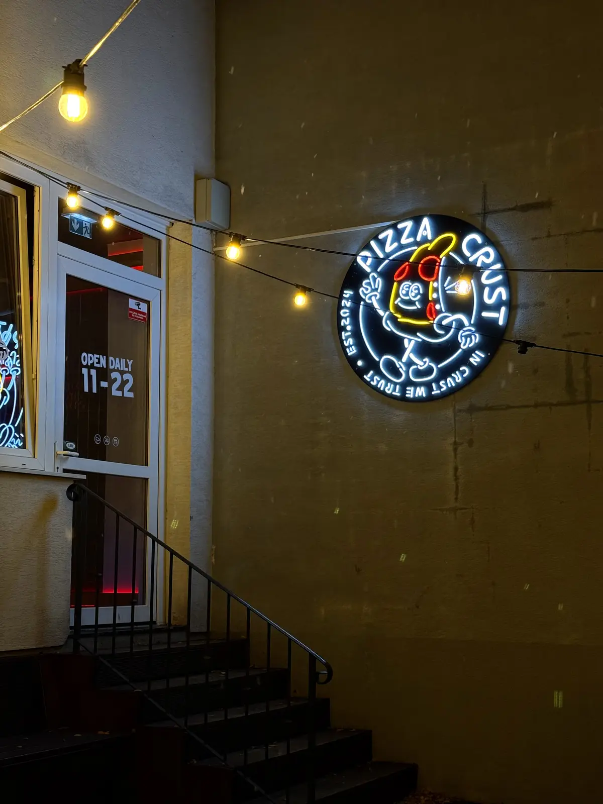 Neon Pizza Crust — 2 — realizace Neonworld