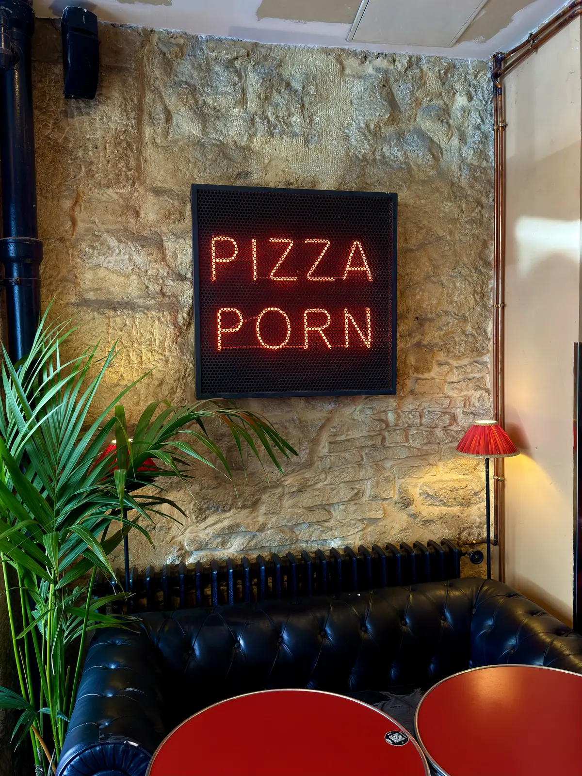 Neon Pizza Porn — realizace Neonworld