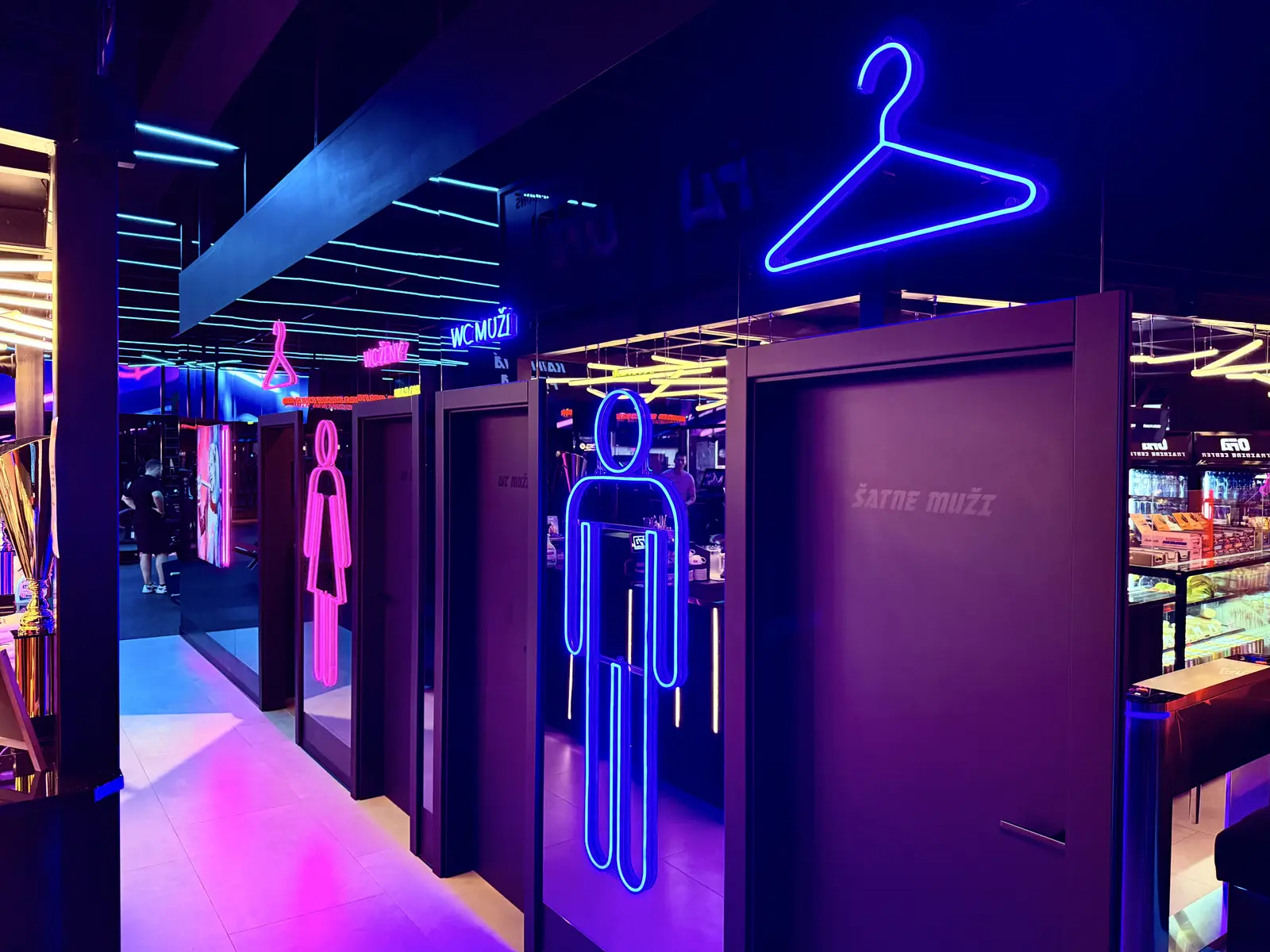 Neonové postavičky OFA Gym — realizace Neonworld