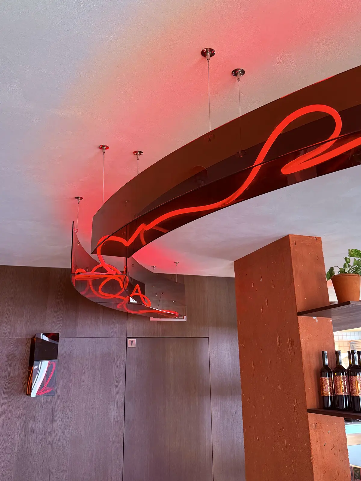 Červený neon v restauraci — 2 — realizace Neonworld