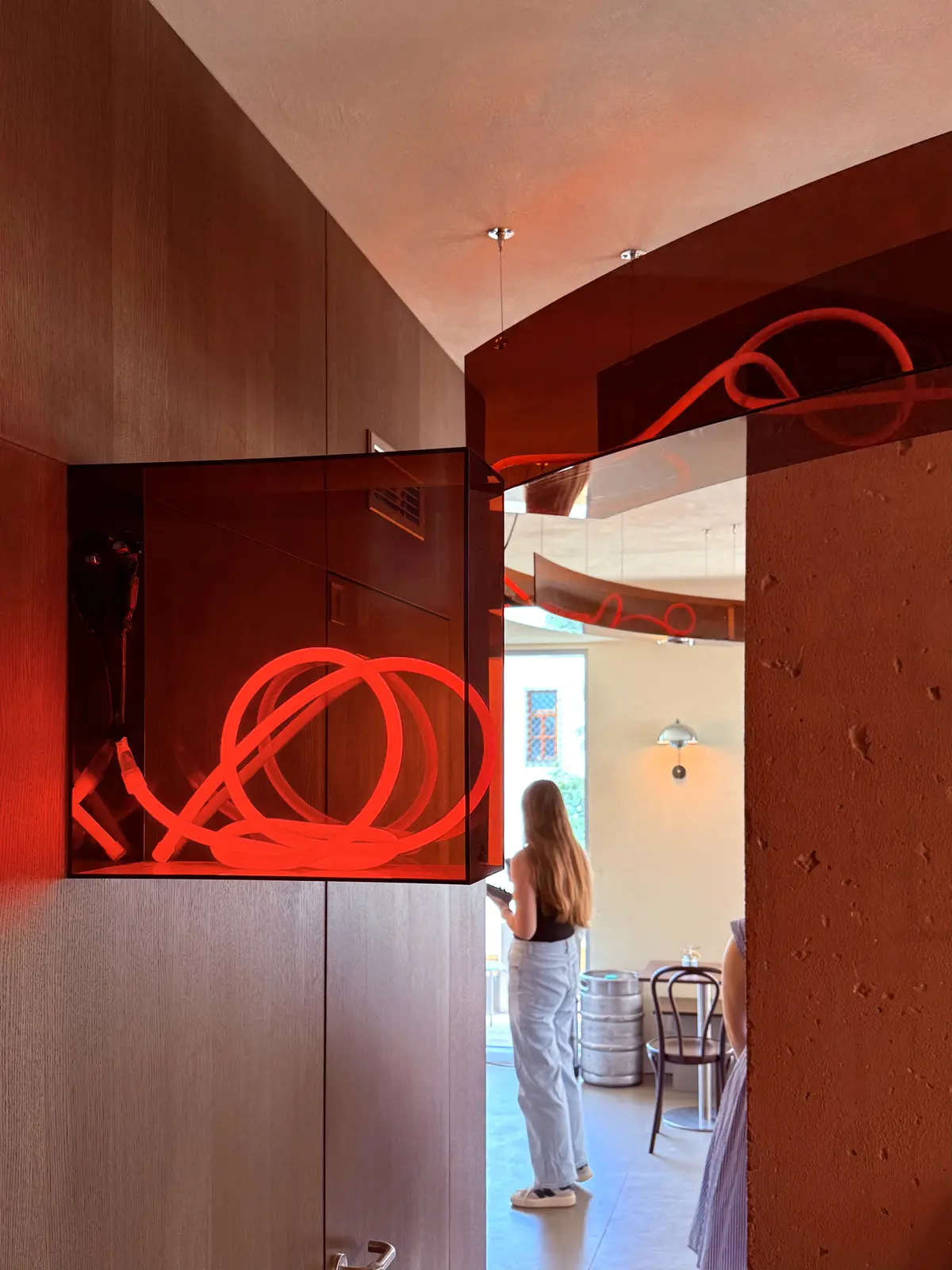 Červený neon v restauraci — 3 — realizace Neonworld