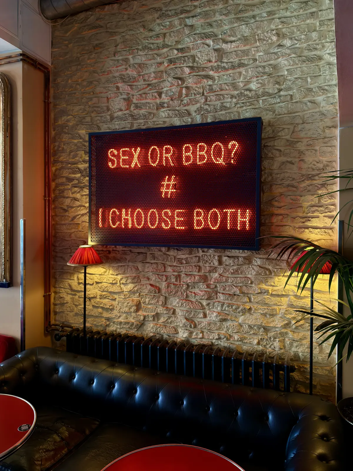 Neon Sex or BBQ — realizace Neonworld