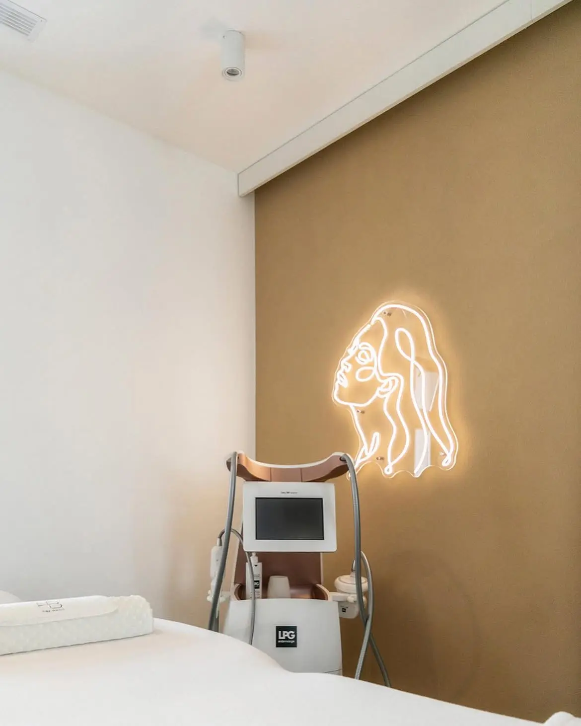 Neonová silueta ženské tváře v kosmetickém salonu — realizace Neonworld