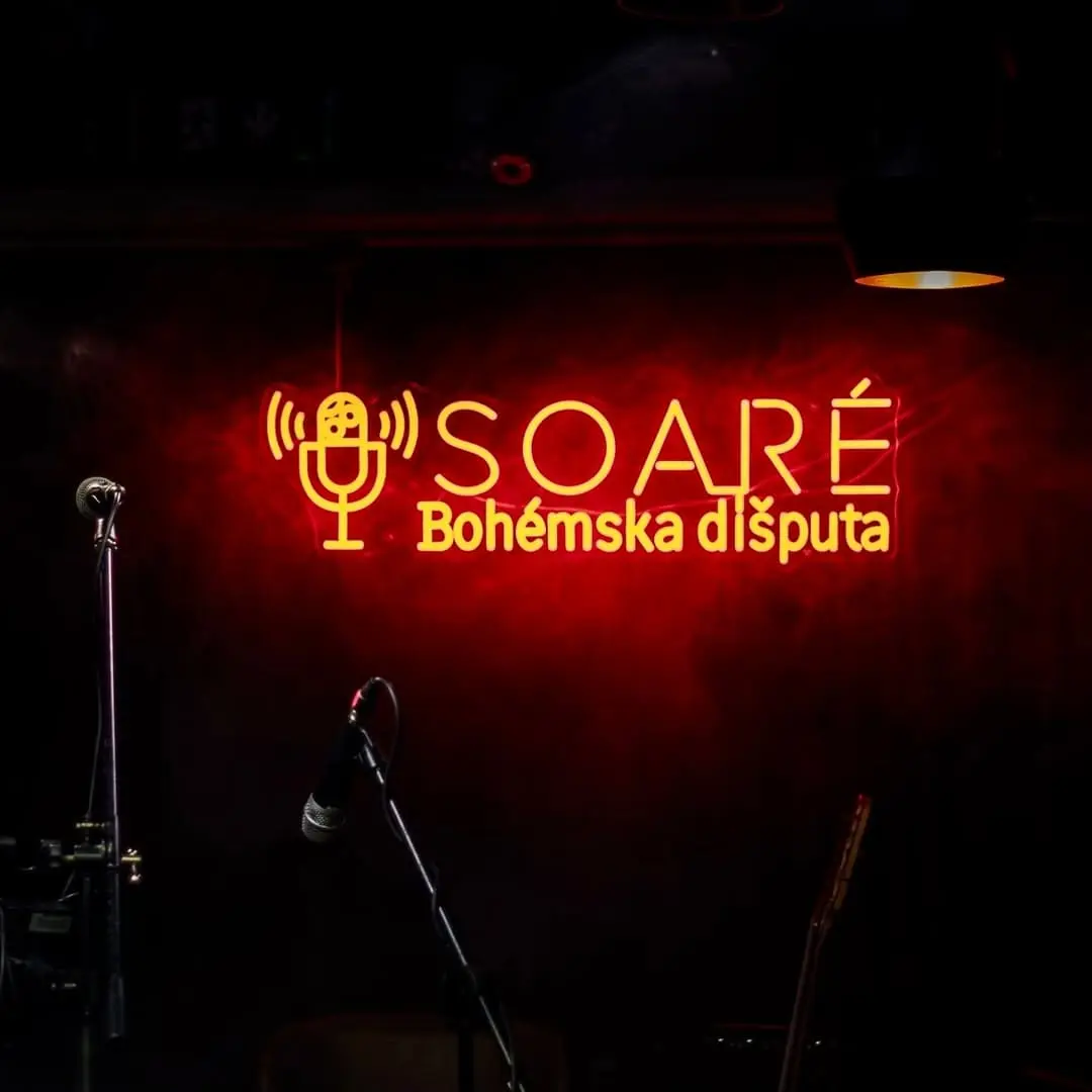 Neonový nápis Soaré Bohémska dišputa — realizace Neonworld