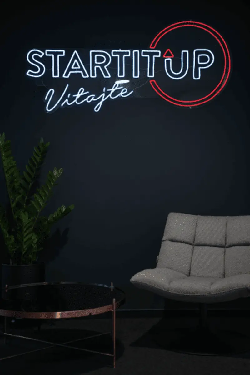 Neonový nápis StartitUp Vitajte — realizace Neonworld