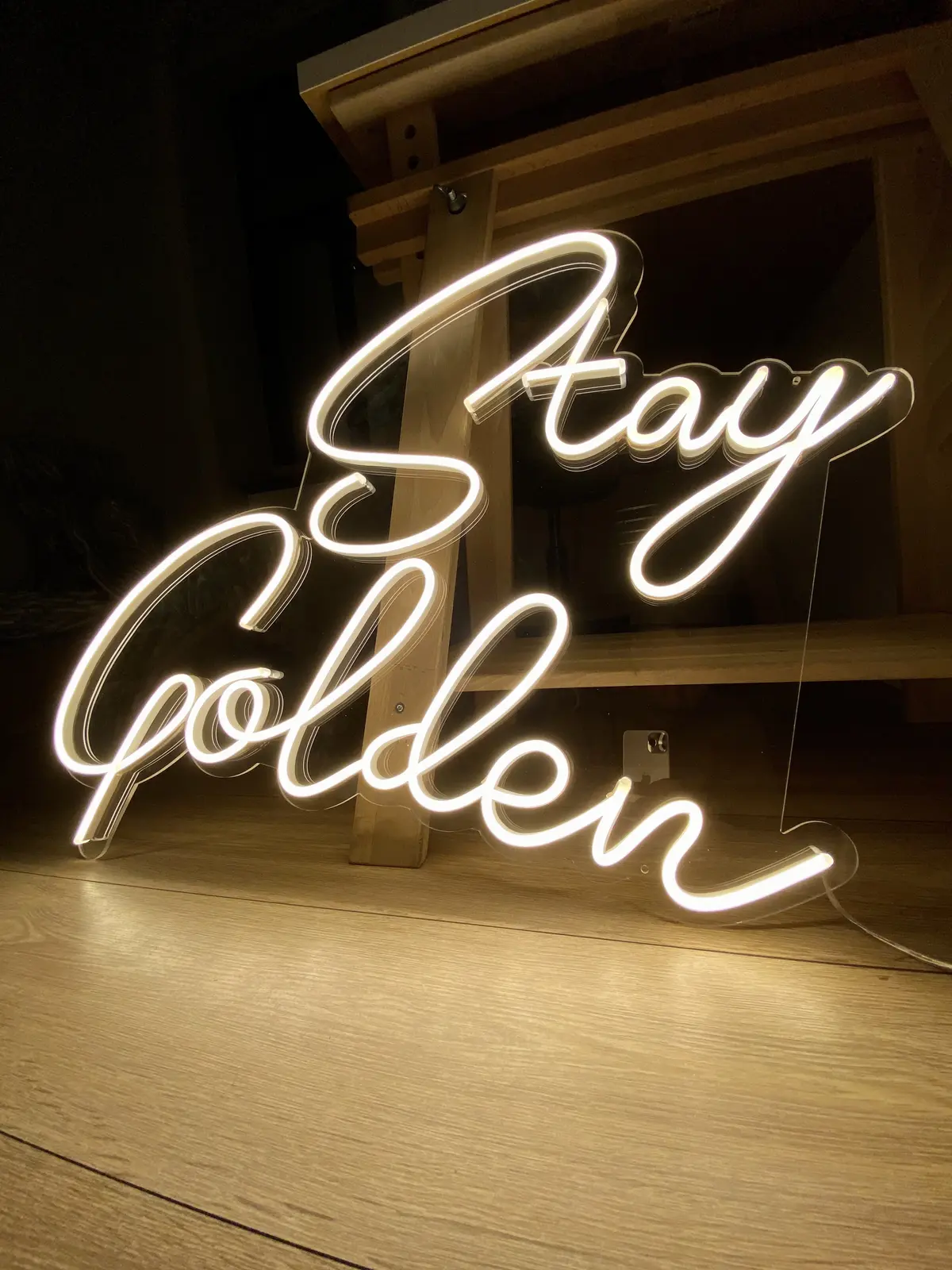 Neon Stay Golden — realizace Neonworld
