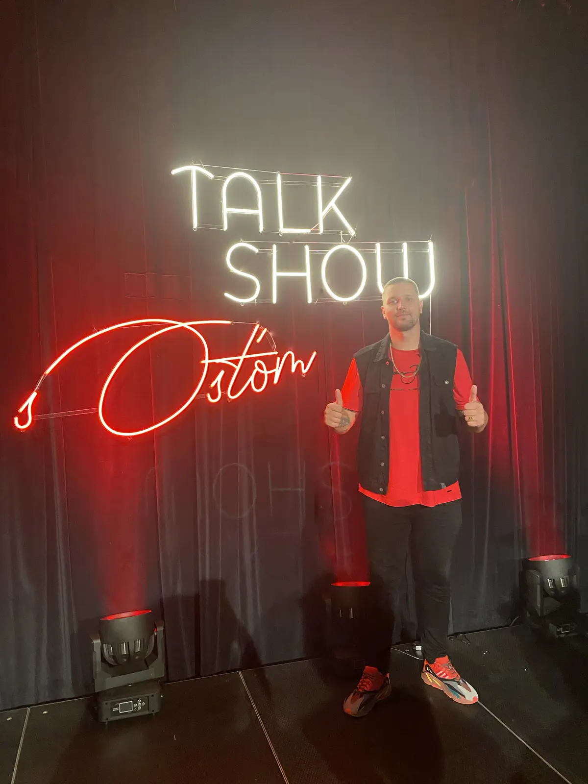 Neon Talk Show s Osťom — realizace Neonworld
