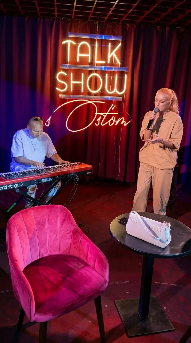Neon Talk Show s Osťom na pódiu — realizace Neonworld
