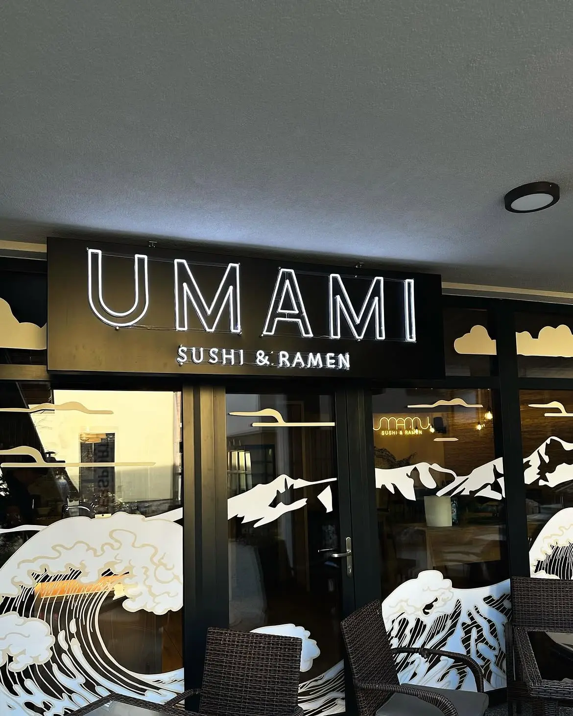 Neonový nápis Umami Sushi & Ramen na fasádě — realizace Neonworld
