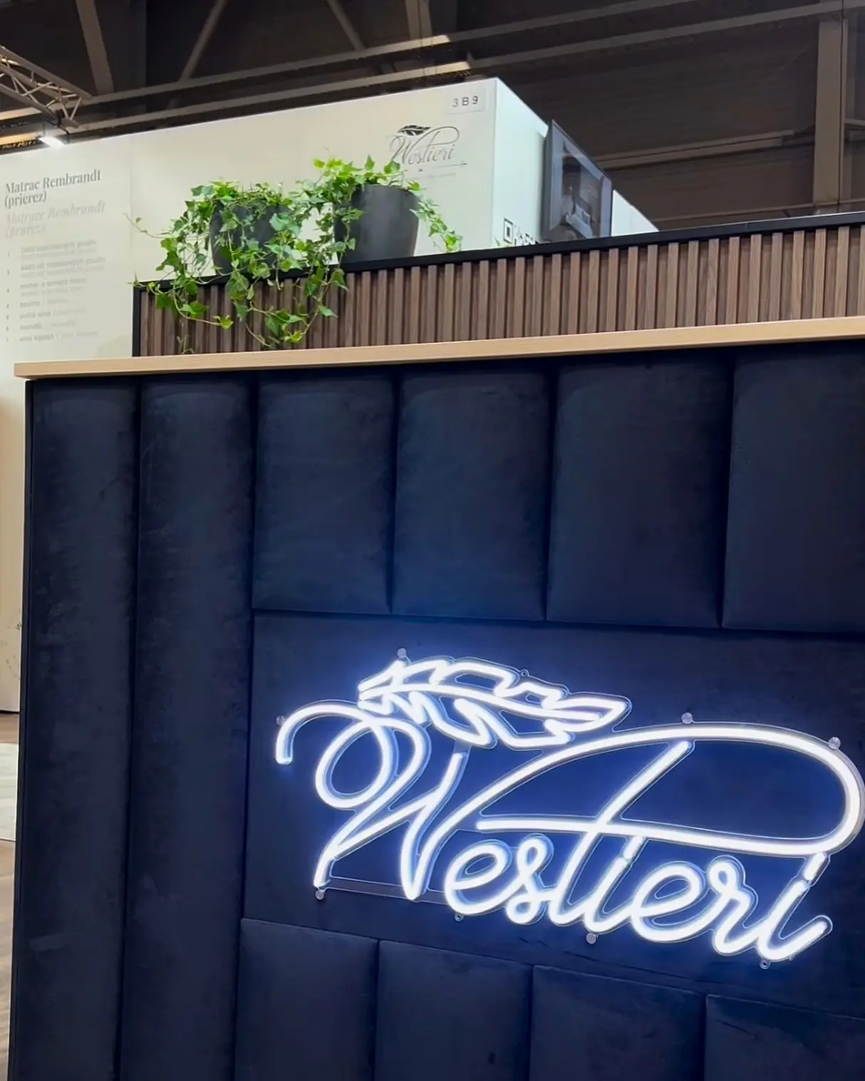 Neonové logo Westieri na veletrhu — realizace Neonworld