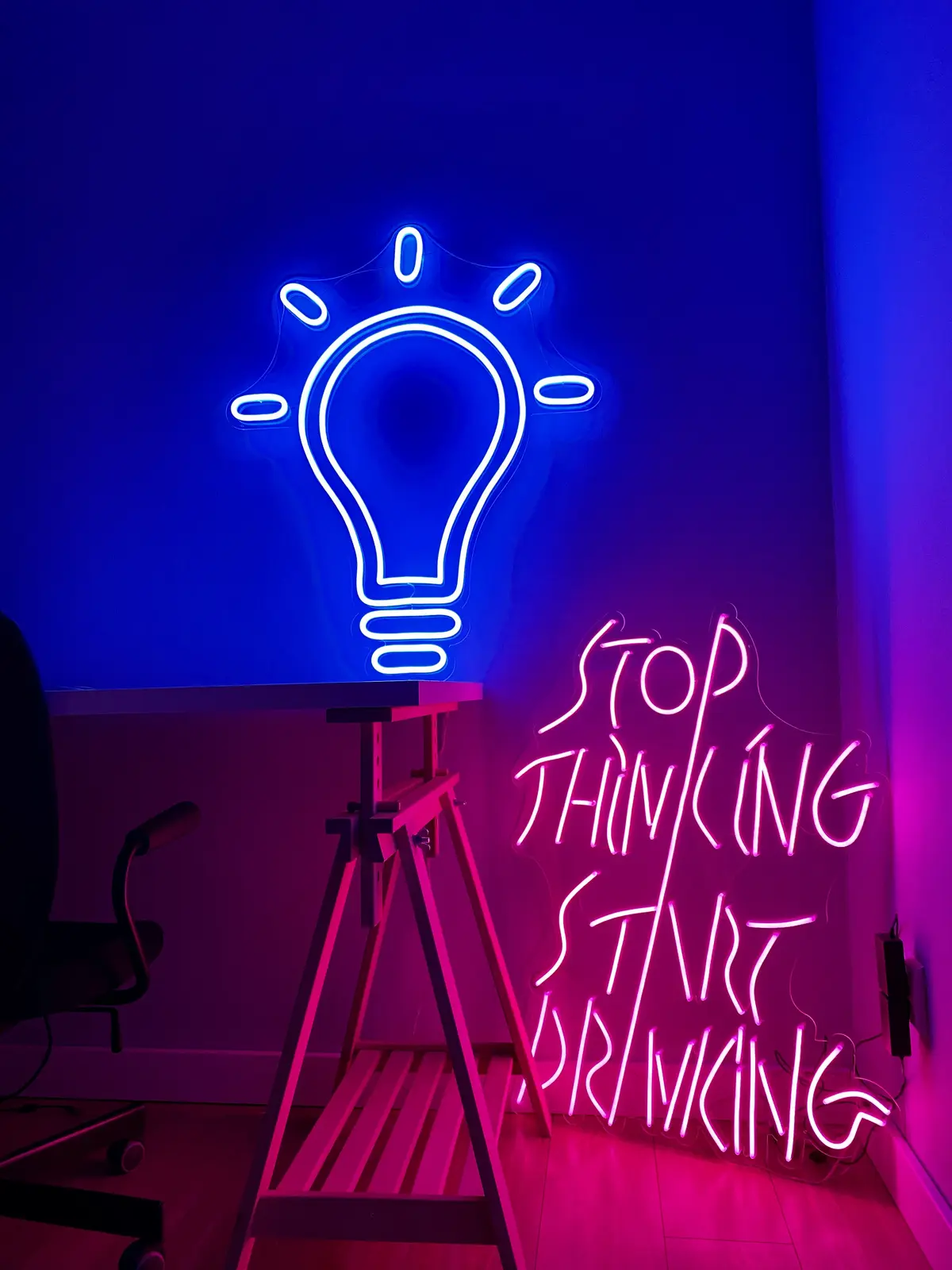 Neonová žárovka a nápis — realizace Neonworld