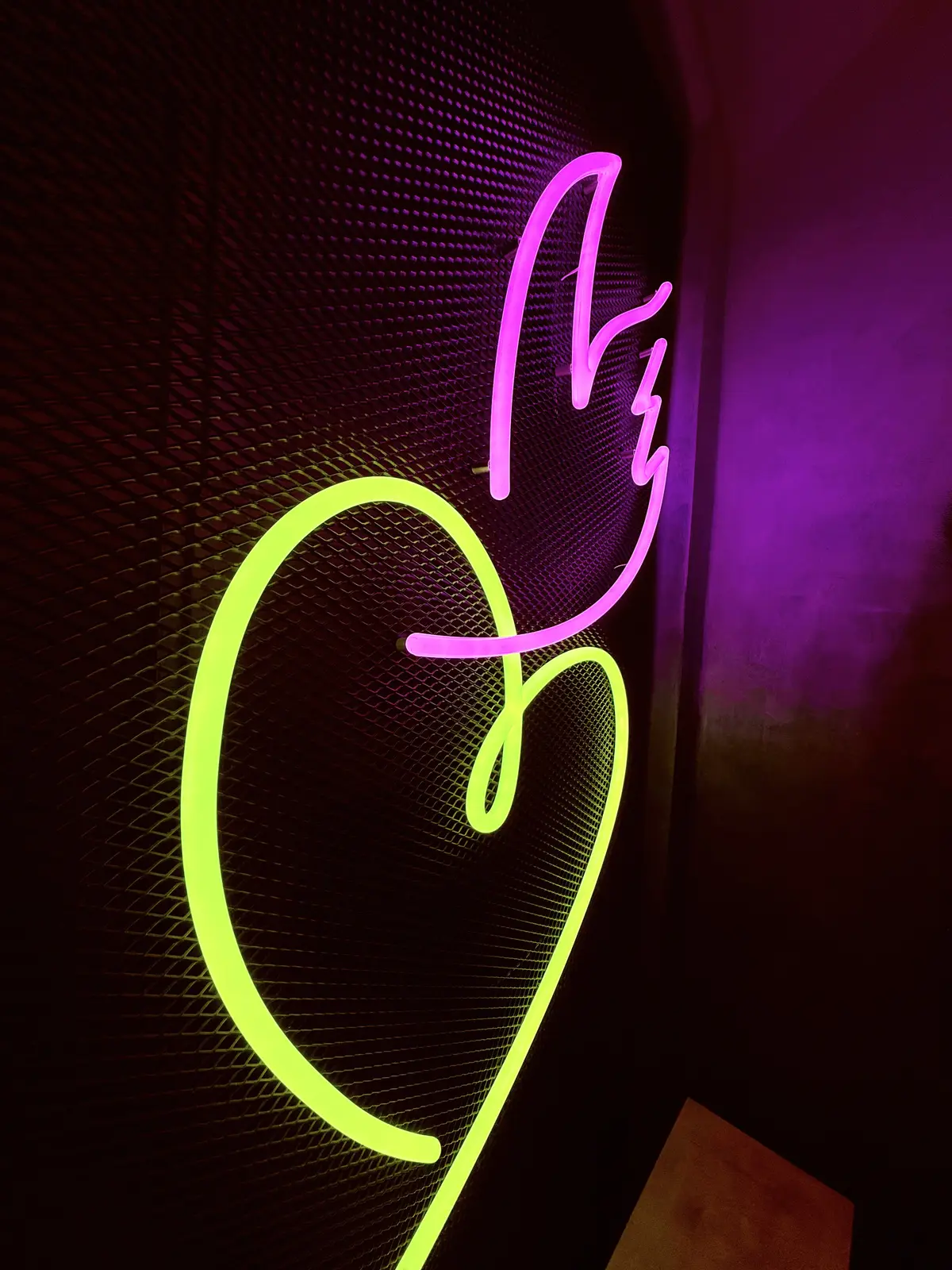 Neonové srdce Iasai — realizace Neonworld