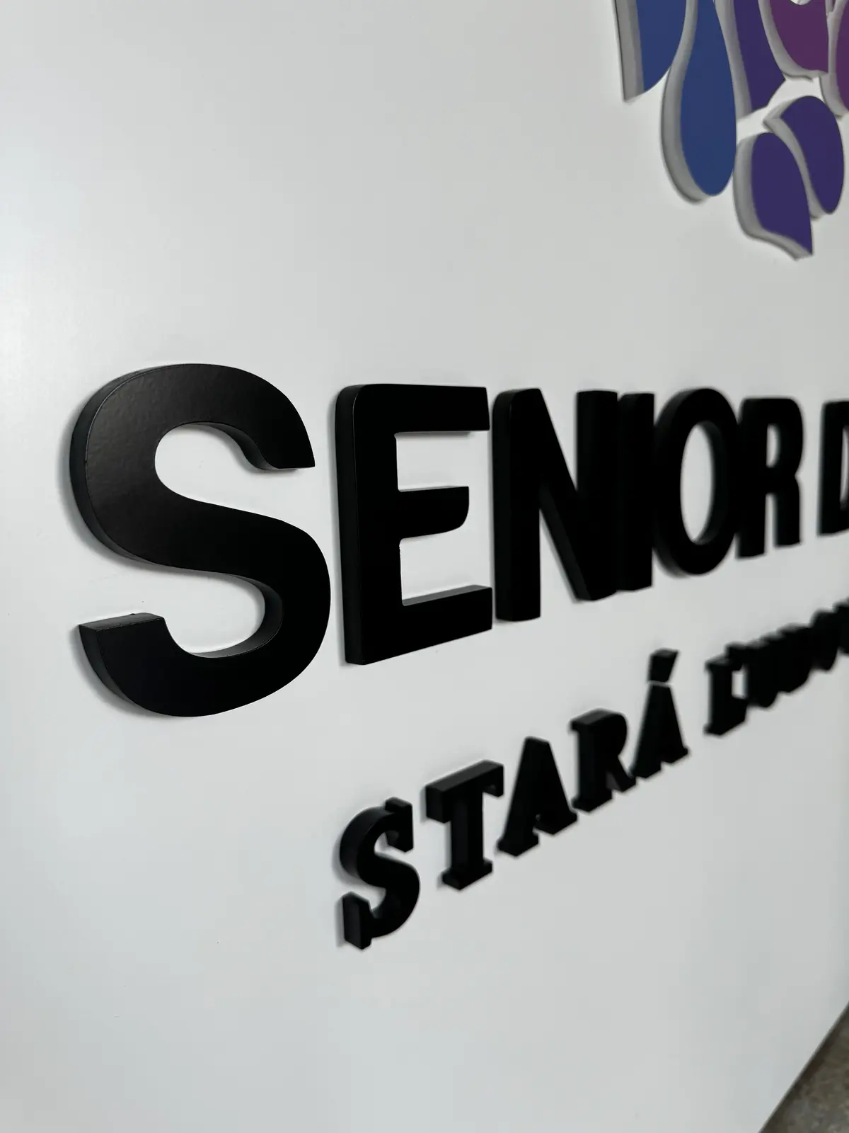 3D písmena Senior — realizace Neonworld