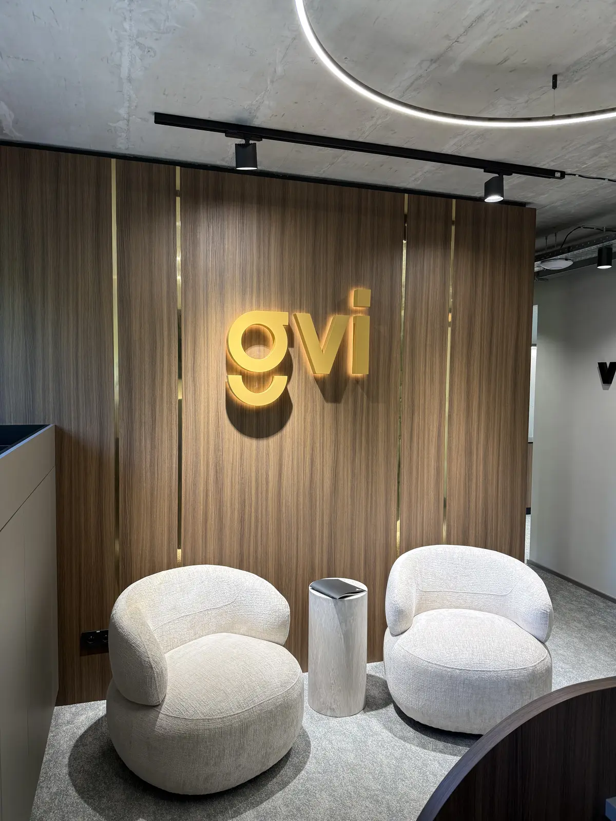 3D písmena GVI — interiér 2 — realizace Neonworld