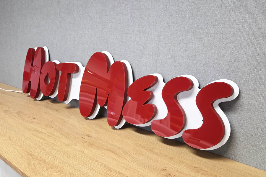 Červená 3D písmena Hot Mess — realizace Neonworld