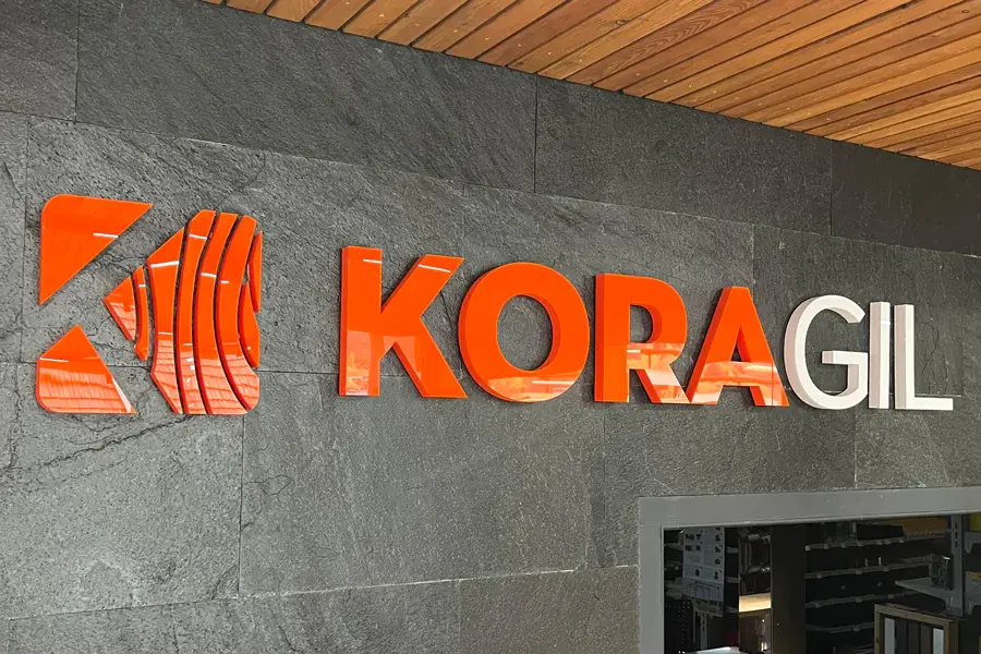 3D logo Koragil na kamenné stěně — realizace Neonworld