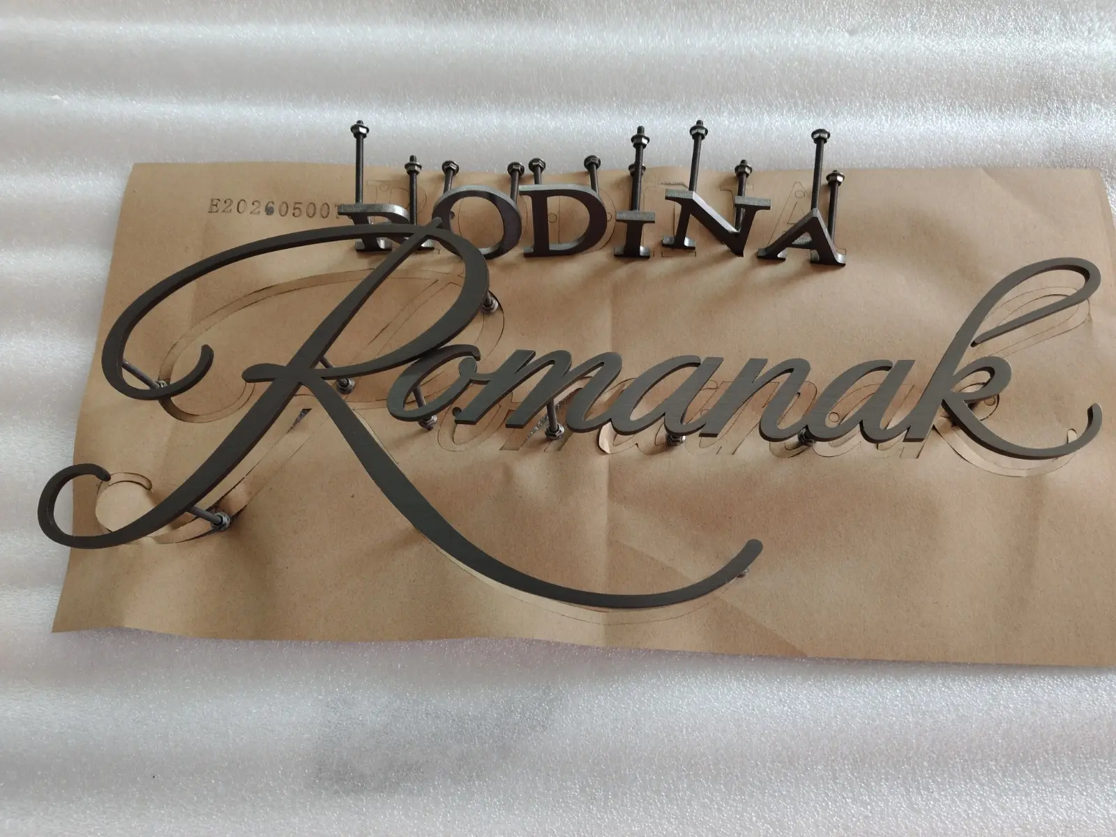 Kovový nápis Hodina Romanak — realizace Neonworld