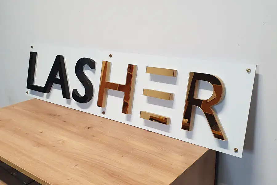 3D nápis Lasher se zrcadlovým efektem — realizace Neonworld