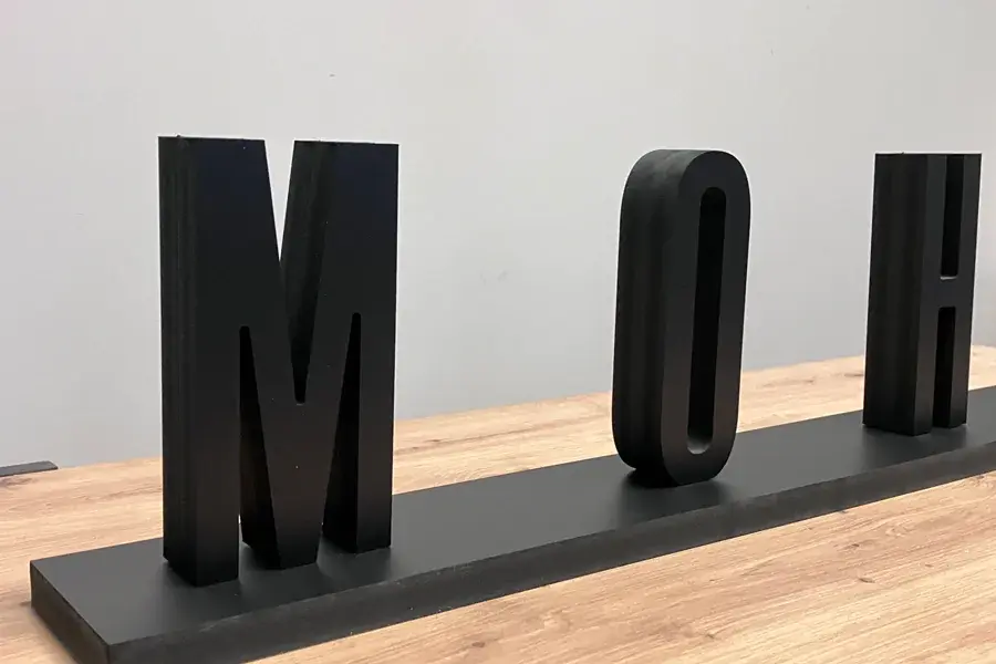 Černá 3D písmena z PVC Mohito — realizace Neonworld