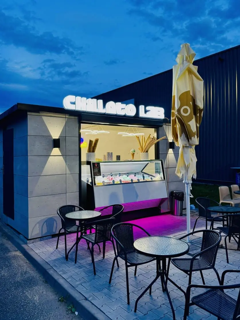 Světelný nápis Chillato Lab v noci — realizace Neonworld