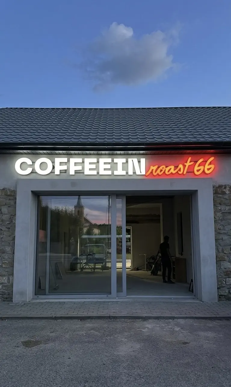 Světelná reklama Coffeein — realizace Neonworld