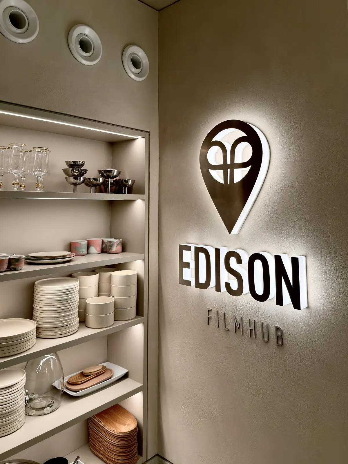Světelné logo Edison Filmhub — realizace Neonworld