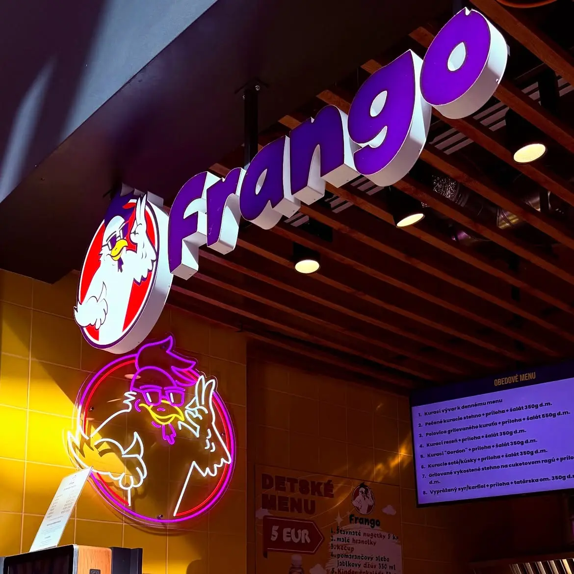 Světelná písmena Frango — realizace Neonworld