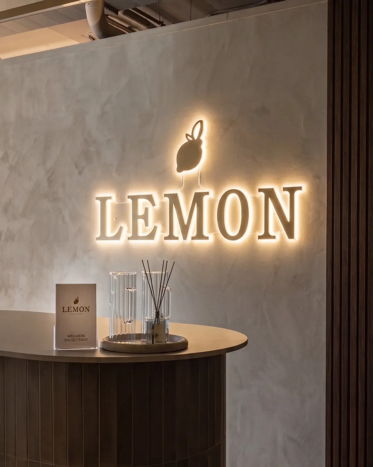 Světelné logo Lemon — realizace Neonworld