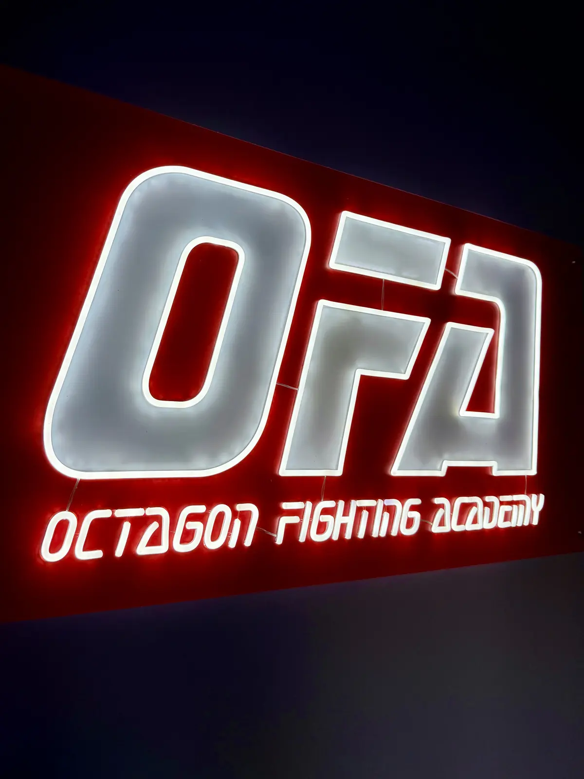 Světelná reklama OFA — Octagon Fighting Academy — realizace Neonworld