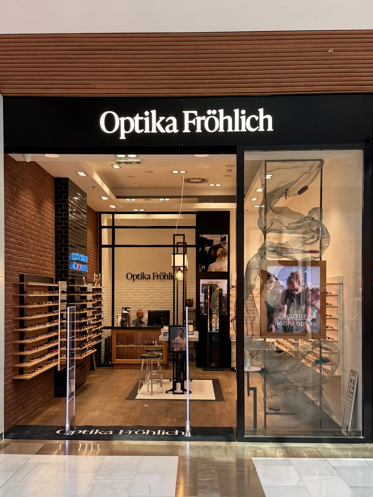 Světelná reklama Optika Fröhlich — realizace Neonworld