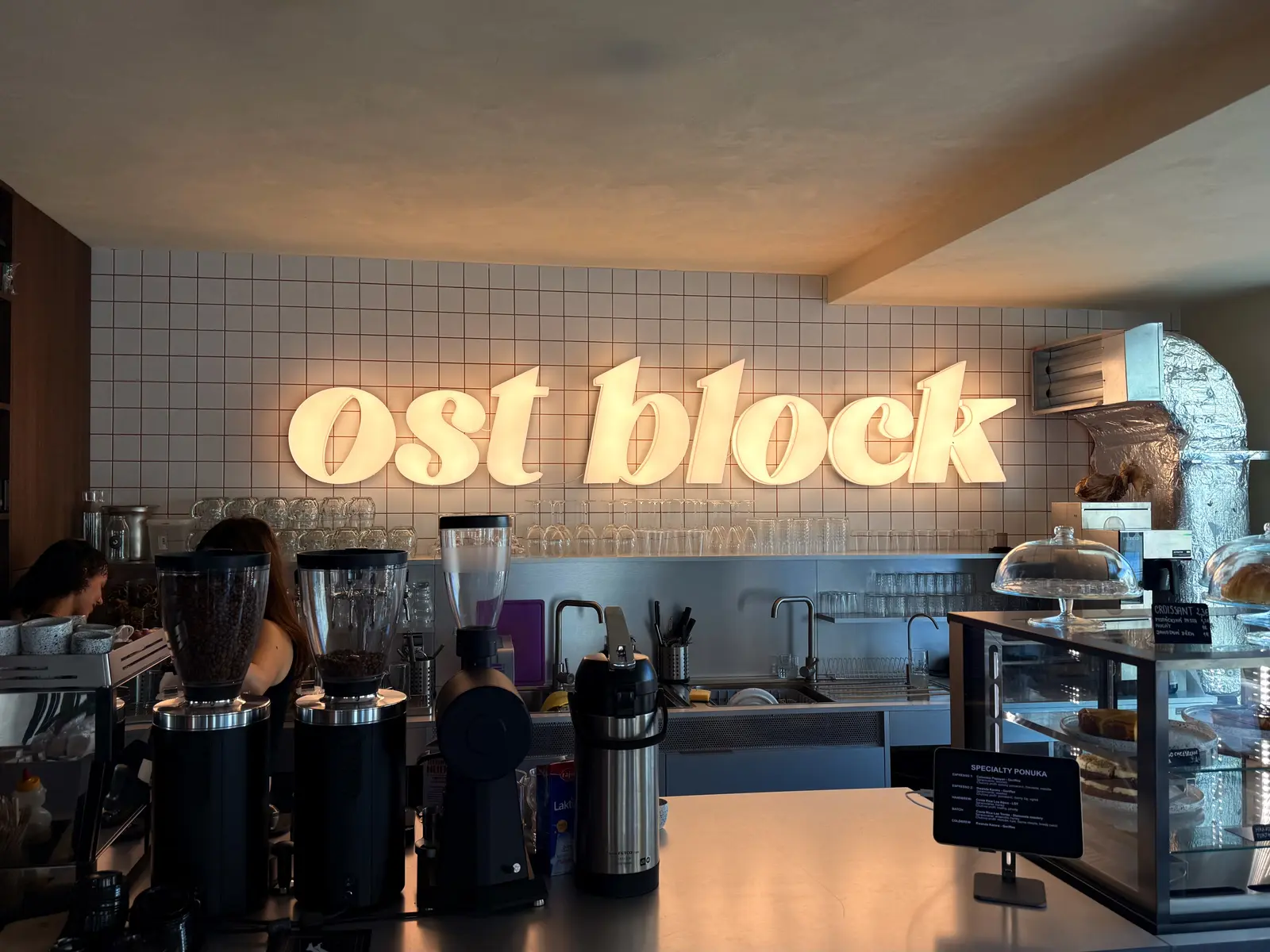 Svítící písmena Ost Block — realizace Neonworld