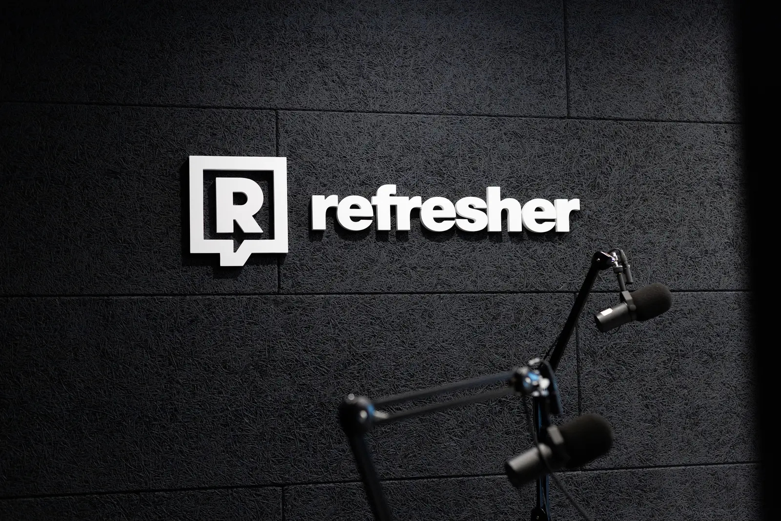 Světelné logo Refresher — podcastová stěna — realizace Neonworld
