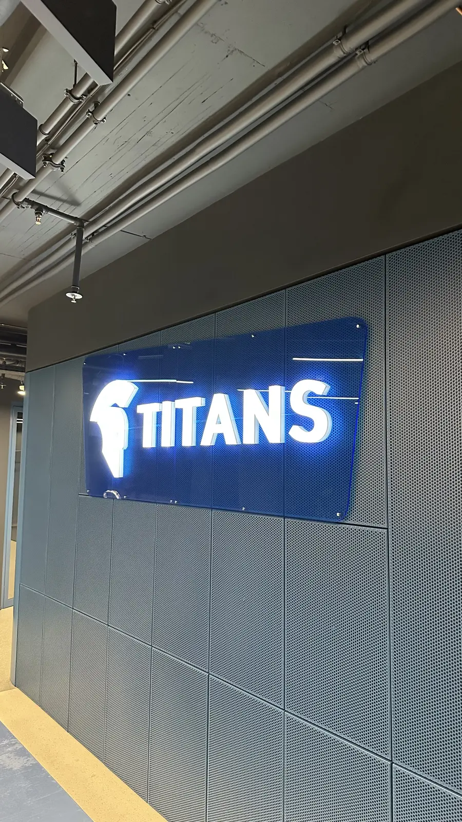 Světelný panel Titans — realizace Neonworld