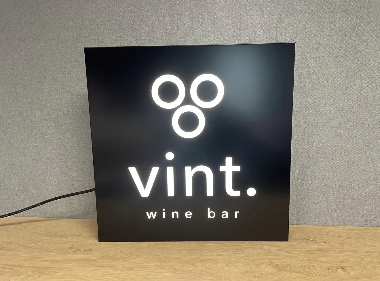 Podsvícený box Vint Wine Bar — realizace Neonworld