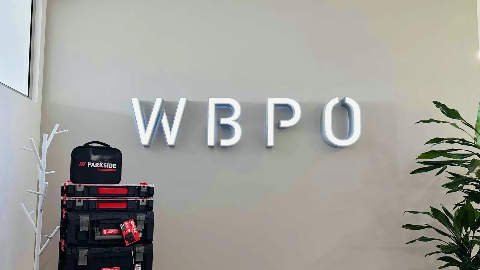 Podsvícená 3D písmena WBPO — realizace Neonworld